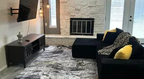 Comfy Edmond home, near OKC, 3 beds, Wi-fi, 4 TVs, cold AC, & central heat, fully fenced backyard - Image 2