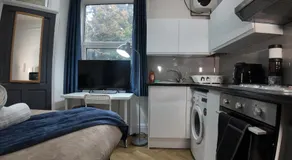 Stylish City Studio with Parking & Wi-Fi - Image 3