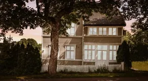 In the middle of the city, with garden and parking! - Image 5