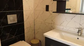 Girne Merkezde Geniş Teraslı Havuzlu Daire - Image 2