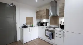 Stylish Stay for 4 - Parking - Private Patio - Image 3
