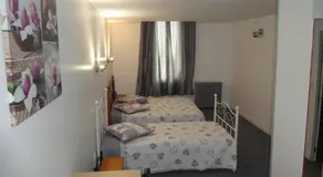 eTANIT ! Parking VélO, Etape Bicycle - 1mn a toute Connection Bus,Train et Aéroport - Calme Plein Centre de Beziers pour visiter,manger - Chambres Climatisées, Spacieuses Amenagees pour Singles, Couple, et ou Familles - Consigne et Petit Dej en plus - Image 5