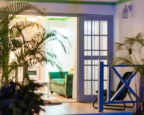 Sunset Lane Apartment Hotel - Image 5
