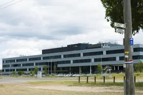 Unit close to airport, hospital, shops & transport - Image 3