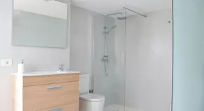 Habitación con baño y entrada independiente - Image 2