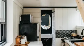 The Nest - Romantic Tiny Home with a Vintage Vibes, 10 mins to Winery - Image 3