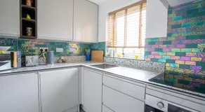 Cosy 2 bed apartment 5 min walk to town centre Perfect for contactors, business people or just having a weekend break - Image 3