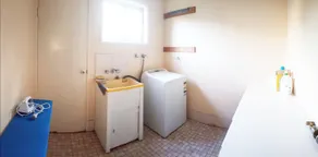 A203 Large master room  in good location - Image 2