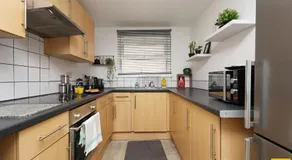 Spacious 3-Bed Contractor Base Sleeps 6 Free Parking Cardiff City - Image 4