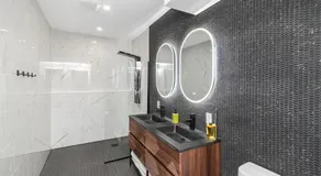 Cozy Spacious 2BR Suite with Parking & Wi-Fi - Image 2