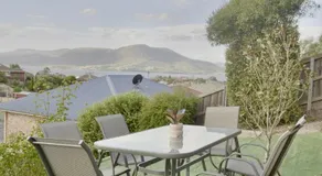 Modern holiday home in Hobart - Stunning Mountain & Water views - Image 4