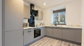 Stylish Two Bedroom Apartment - Secure Parking & Balcony 9MC - Image 3
