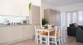 4 Bedroom 3 Bathroom House • Sleeps 8 • City Centre • Driveway Parking • Fast Wifi • Yoko Property - Image 3