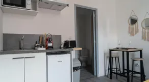 CitizenHouse Anzin - 4 Studios - 15 à 36m2 - Jardin - Terrasse - Accès autonome - WiFi - Netflix - Image 4