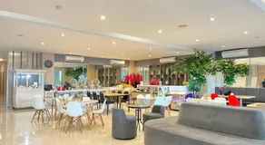 Front One Hotel Gresik - Image 3