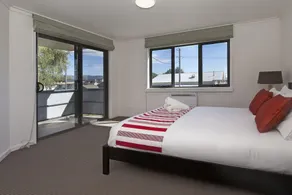 Northview 2 - Modern 2BR Townhouse l Lake View l Central Location l Spa Bath l WiFi - Image 4