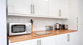 3BR - Near Stadium - Smart TVs - Image 4