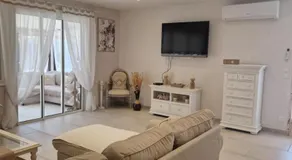 Spacieuse villa entièrement équipée avec jacuzzi, terrasse et jardin | Vue jardin | Parfaite pour le travail à distance - Image 2
