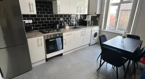 HP Wizards Corner Spacious 4 bed near Watford Junction - Image 4