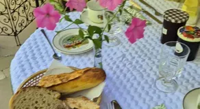A La Maison - Image 3