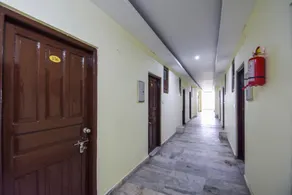 OYO Flagship Vibes Hotel - Image 4