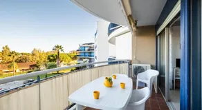 Appartement de vacances avec piscine, internet haut débit et jardin | Vue jardin | Adapté au travail à distance - Image 3