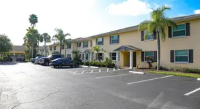 Sunnyside Palms - 2BR, Poolside, 5 min to Beach - Image 4