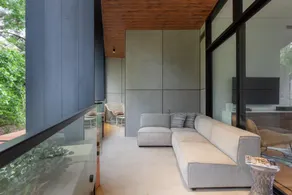 Stylish 2-Bed Apartment with BBQ Patio Near Beach - Image 3