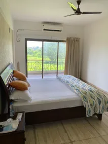 Luxurious 4BHK Flat with King Size Bed in Goa - Image 4