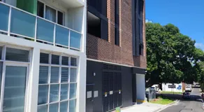 Cosy Unit Near Light Rail - Image 5