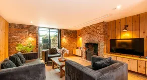 Opulent Georgian townhouse overlooking Spencer Square - Image 4