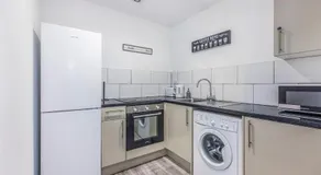 Trendy Studio Apartment - Image 5