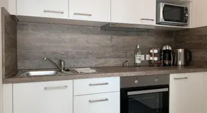 Top Modernes 1-Zimmer-Apartment mit Küche, Parkplatz, kostenfreiem WLAN und Netflix - Image 3
