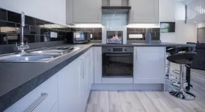 Four Seasons - 2 Bedroom Apartment - Tenby - Image 5
