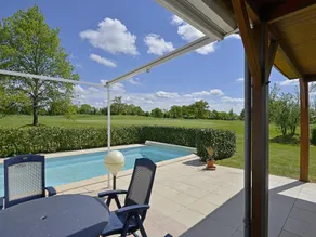 Villa i Frankrig med pool og have - Image 2