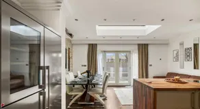 4 Bedroom House in Chiswick- Elegance & Serenity - Image 3