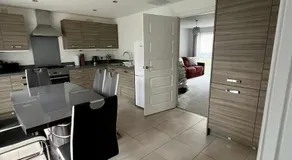 Beautiful 4-Bedroom House with Private Garden & Parking - Image 3