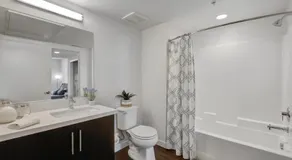 Luxe on Hollywood Blvd 2BR with FREE PARKING - Image 5