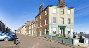 Elegant 3 Bed Apartment in Stirling Near Free Parking and Hill Views - Image 3