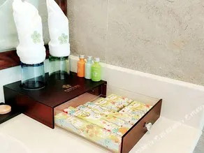 Jinggu Fang Ting Holiday Hotel - Image 3