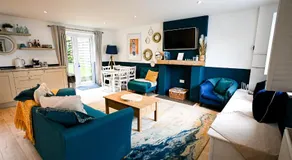 The Bolt Hole Hythe panoramic coast and sea views - Image 2
