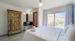 Casa em condomínio a 200m da praia em Arraial D'ajuda, com 3 suites, sala climatizada, área gourmet privativa, Internet 300MBPS, condomínio com piscinas adulto e infantil, sauna, quadra de beach tenis e portaria 24hrs. - Image 2