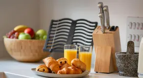 Marriott House sleeps 5 in Bourne with parking - Image 5