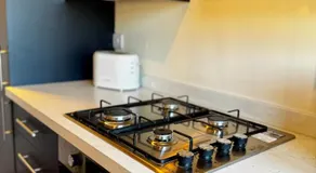 Manchester Stay Hub - 2BR with Free Parking, Near Airport & Attractions - Image 5