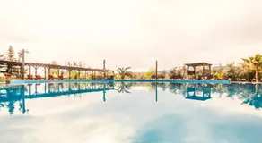 Smukt dekoreret hus med en stor pool og grill - Image 3