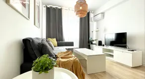 SPACIOUS, SUNNY FLAT BY CITY OF ARTS & SCIENCES - Image 2