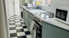 Petal House, Gloucester - Large, Spacious and charming - Image 4
