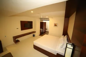 Vavas Inn & Suites - Image 2