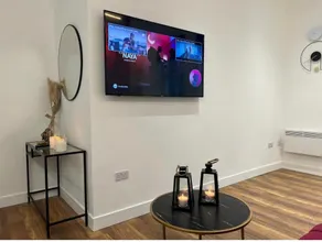 Execuitve Apart-His & Her Shower With Netflix 101 - Image 5