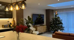 Modern Luxury Home with Spacious Garden close to Warner Bros Studio - Image 4